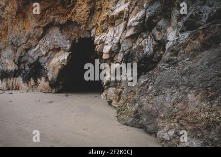 Rocky Cliff avec grotte sur une plage de Californie Banque D'Images