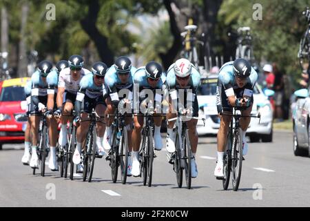 CYCLISME - UCI WORLD TOUR - TOUR DE FRANCE 2013 - ÉTAPE 4 - PROCÈS EN ÉQUIPE - NICE - Nice (25 km) - 02/07/2013 - PHOTO MANUEL BLONDAU / DPPI - CAVALIERS DE L'ÉQUIPE OMEGA PHARMA-QUICK STEP EN COMPÉTITION PENDANT L'ÉQUIPE DE 25KM ESSAI Banque D'Images