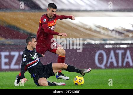 Gianluca Mancini de Roma (UP) vies pour le ballon avec Valerio Verre de Sampdoria (D) pendant le championnat italien Serie UN match de football entre AS Roma et UC Sampdoria le 3 janvier 2021 au Stadio Olimpico à Rome, Italie - photo Federico Proietti / DPPI Banque D'Images