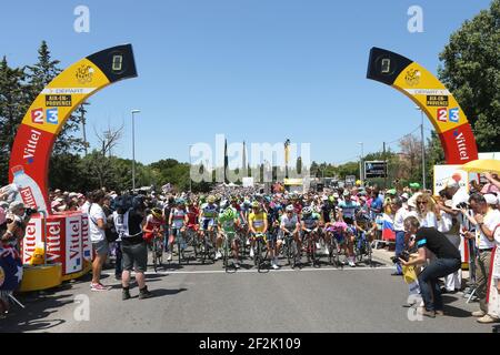 CYCLISME - UCI WORLD TOUR - TOUR DE FRANCE 2013 - ÉTAPE 6 - Aix-en-Provence - Montpellier (176 km) - 04/07/2013 - PHOTO MANUEL BLONDEAU / DPPI - PETER SAGAN DE SLOVAQUIE ET L'ÉQUIPE CANNONDALE (JERSEY VERT) SIMON GERRANS D'AUSTRALIE ET L'ÉQUIPE ORICA-GREENEDGE (JERSEY JAUNE) ET MICHAL KWIATKOWSKI DE POLOGNE ET L'ÉQUIPE OMEGA PHARMA-QUICK STEP (JERSEY BLANC) SONT ILLUSTRÉS SUR LA LIGNE DE DÉPART Banque D'Images