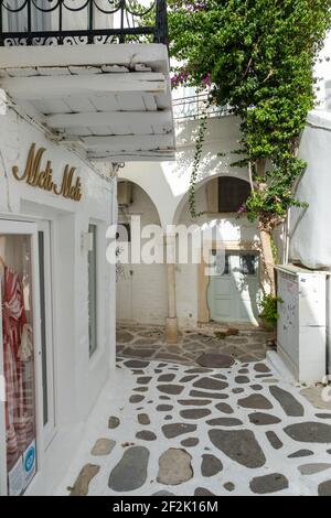 Parikia, île de Paros, Grèce- 26 septembre 2020 : rue étroite de la vieille ville avec magasins et restaurant. Traditionnel, à l'architecture et en pierre Banque D'Images