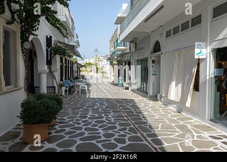 Parikia, île de Paros, Grèce- 26 septembre 2020 : rue étroite de la vieille ville avec magasins et restaurant. Traditionnel, à l'architecture et en pierre Banque D'Images