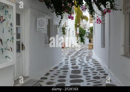 Parikia, île de Paros, Grèce- 26 septembre 2020 : rue étroite de la vieille ville avec magasins et restaurant. Traditionnel, à l'architecture et en pierre Banque D'Images