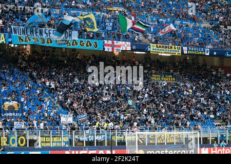 Inter fans lors du match de football du Groupe F de la Ligue des champions de l'UEFA Inter Milan contre Slavia Prague le 17 septembre 2019 au stade San Siro de Milan. Photo Morgese/Rossini/DPPI Banque D'Images