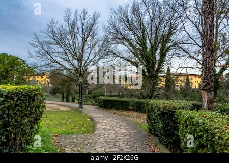 Vue sur un sentier dans un parc public Banque D'Images