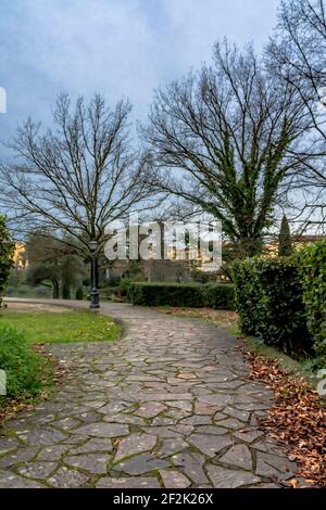 Vue sur un sentier dans un parc public Banque D'Images