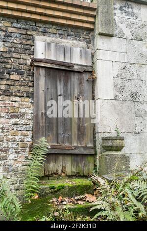 Berlin, cimetière juif Berlin Weissensee, mur du cimetière, vieille porte, possibilité de se cacher la nuit dans le cimetière pendant l'ère nazie Banque D'Images