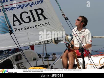 VOILE - CLASSE MINI - MINI FASTNET 2006 - DOUARNENEZ (FRA) DÉBUT - 04/06/2006 - PHOTO : CHRISTOPHE GUIGUENO / DPPI BROSSARD / SKIPPER : ADRIEN HARDY (FRA) Banque D'Images