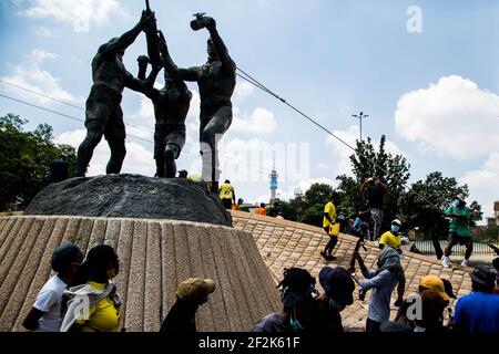 Johannesburg, Afrique du Sud. 12 mars 2021. Les étudiants tentent de renverser une statue coloniale pendant la manifestation.les étudiants protestent contre le refus par Wits Université d'enregistrer les étudiants avec des arriérés de frais de scolarité. (Photo de Thabo Jaiyesimi/SOPA Images/Sipa USA) crédit: SIPA USA/Alay Live News Banque D'Images