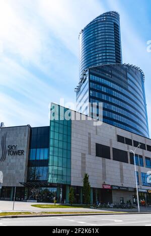 Wroclaw, Pologne - Mai 8 2020: Façade du gratte-ciel de la tour Banque D'Images