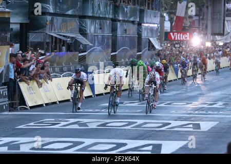 Cyclisme - UCI World Tour - Tour de France 2013 - Stage 21 - Versailles - Paris les champs-Elysées (118 km) - 21/07/2013 - photo MANUEL BLONDEAU / DPPI - Mark Cavendish de Grande-Bretagne et Team Omega Pharma-Quick Step, Marcel Kittel d'Allemagne et Team Argos-Shimano et Andre Greipel d'Allemagne et Team Lotto-Belisol (de L à R) sprint à la ligne d'arrivée Banque D'Images