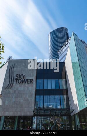 Wroclaw, Pologne - Mai 8 2020: Façade du gratte-ciel de la tour Banque D'Images