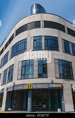 Wroclaw, Pologne - Mai 8 2020: Façade du gratte-ciel de la tour Banque D'Images