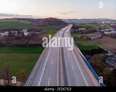 Vue aérienne d'une autoroute dans la campagne allemande Banque D'Images