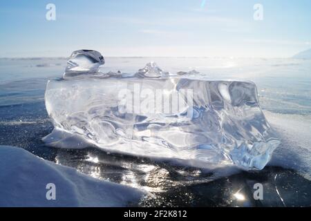 Un bloc transparent de glace se trouve sur la glace lisse Du lac Baikal Banque D'Images