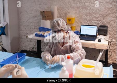 Milan, Italie. 11 mars 2021. Un professionnel de la santé se prépare à inoculer un professeur avec un vaccin contre le coronavirus Covid-19.le Musée national de la science et de la technologie Leonardo Da Vinci de Milan, considéré comme le plus grand musée de la science et de la technologie en Italie, en coopération avec Ospedale San Giuseppe (MultiMedica Group), accueille la campagne de vaccination anti-Covid-19. Près de 500 vaccins, principalement la typologie d'AstraZeneca, seront distribués quotidiennement aux citoyens locaux, avec des enseignants et du personnel scolaire au cours de la première semaine. (Photo de Valeria Ferraro/SOPA Images/Sipa USA) crédit: SIPA USA/Alay Live News Banque D'Images