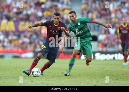 Football - championnat d'Espagne 2013/2014 - FC Barcelone / Levante UD le 18 août 2013 à Barcelone, Espagne - photo Manuel Blondau / AOP Press / DPPI - Dani Alves duels pour le ballon avec Barral Banque D'Images