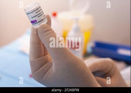 Milan, Italie. 11 mars 2021. Un professionnel de la santé se prépare à inoculer un professeur avec un vaccin contre le coronavirus Covid-19.le Musée national de la science et de la technologie Leonardo Da Vinci de Milan, considéré comme le plus grand musée de la science et de la technologie en Italie, en coopération avec Ospedale San Giuseppe (MultiMedica Group), accueille la campagne de vaccination anti-Covid-19. Près de 500 vaccins, principalement la typologie d'AstraZeneca, seront distribués quotidiennement aux citoyens locaux, avec des enseignants et du personnel scolaire au cours de la première semaine. (Photo de Valeria Ferraro/SOPA Images/Sipa USA) crédit: SIPA USA/Alay Live News Banque D'Images