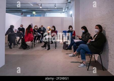 Milan, Italie. 11 mars 2021. Les gens attendent de recevoir le vaccin contre le coronavirus Covid-19.le Musée national de la science et de la technologie Leonardo Da Vinci de Milan, considéré comme le plus grand musée de la science et de la technologie d'Italie, en coopération avec Ospedale San Giuseppe (MultiMedica Group), accueille la campagne de vaccination anti-Covid-19. Près de 500 vaccins, principalement la typologie d'AstraZeneca, seront distribués quotidiennement aux citoyens locaux, avec des enseignants et du personnel scolaire au cours de la première semaine. (Photo de Valeria Ferraro/SOPA Images/Sipa USA) crédit: SIPA USA/Alay Live News Banque D'Images