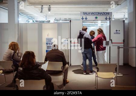 Milan, Italie. 10 mars 2021. Des gens ont vu attendre leur appel. Le Musée national de la science et de la technologie Leonardo Da Vinci de Milan, considéré comme le plus grand musée de la science et de la technologie en Italie, en coopération avec Ospedale San Giuseppe (MultiMedica Group), accueille la campagne de vaccination anti-Covid-19. Près de 500 vaccins, principalement la typologie d'AstraZeneca, seront distribués quotidiennement aux citoyens locaux, avec des enseignants et du personnel scolaire au cours de la première semaine. (Photo de Valeria Ferraro/SOPA Images/Sipa USA) crédit: SIPA USA/Alay Live News Banque D'Images