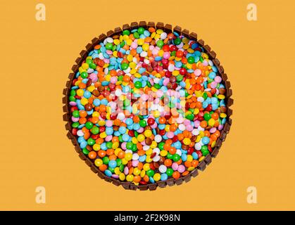 Plaque Choco avec chocolats doux colorés sur papier orange. Fonds colorés de collection Banque D'Images