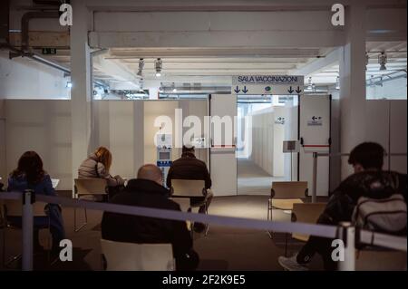 Milan, Italie. 10 mars 2021. Des gens ont vu attendre leur appel. Le Musée national de la science et de la technologie Leonardo Da Vinci de Milan, considéré comme le plus grand musée de la science et de la technologie en Italie, en coopération avec Ospedale San Giuseppe (MultiMedica Group), accueille la campagne de vaccination anti-Covid-19. Près de 500 vaccins, principalement la typologie d'AstraZeneca, seront distribués quotidiennement aux citoyens locaux, avec des enseignants et du personnel scolaire au cours de la première semaine. (Photo de Valeria Ferraro/SOPA Images/Sipa USA) crédit: SIPA USA/Alay Live News Banque D'Images