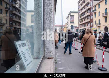 Milan, Italie. 10 mars 2021. Les gens vus en queque à l'extérieur. Le Musée national de la science et de la technologie Leonardo Da Vinci de Milan, considéré comme le plus grand musée de la science et de la technologie en Italie, en coopération avec Ospedale San Giuseppe (MultiMedica Group), accueille la campagne de vaccination anti-Covid-19. Près de 500 vaccins, principalement la typologie d'AstraZeneca, seront distribués quotidiennement aux citoyens locaux, avec des enseignants et du personnel scolaire au cours de la première semaine. (Photo de Valeria Ferraro/SOPA Images/Sipa USA) crédit: SIPA USA/Alay Live News Banque D'Images