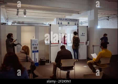 Milan, Italie. 10 mars 2021. Des gens ont vu attendre leur appel. Le Musée national de la science et de la technologie Leonardo Da Vinci de Milan, considéré comme le plus grand musée de la science et de la technologie en Italie, en coopération avec Ospedale San Giuseppe (MultiMedica Group), accueille la campagne de vaccination anti-Covid-19. Près de 500 vaccins, principalement la typologie d'AstraZeneca, seront distribués quotidiennement aux citoyens locaux, avec des enseignants et du personnel scolaire au cours de la première semaine. (Photo de Valeria Ferraro/SOPA Images/Sipa USA) crédit: SIPA USA/Alay Live News Banque D'Images