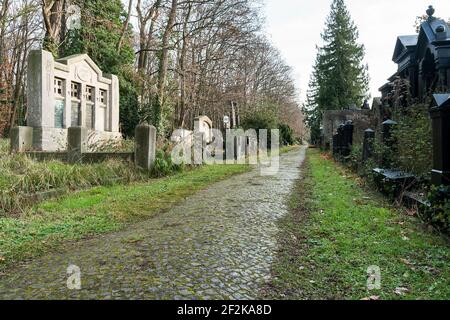 Berlin, cimetière juif Berlin Weissensee, plus grand cimetière juif d'Europe, chemin vers le mur nord Banque D'Images