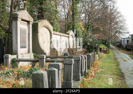 Berlin, cimetière juif Berlin Weissensee, mur nord avec murs de sépulture Art nouveau, champ F3 Banque D'Images