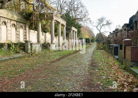 Berlin, cimetière juif Berlin Weissensee, plus grand cimetière juif d'Europe, chemin vers le mur nord Banque D'Images