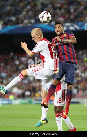 Football - UEFA Champions League 2013/2014 - Groupe Stage - Groupe H - FC Barcelone / Ajax Amsterdam le 18 septembre 2013 à Barcelone , Espagne - photo Manuel Blondeau / AOP PRESS / DPPI - Dani Alves du FC Barcelone duels pour le bal avec Nicolai Boilesen d'Ajax Banque D'Images