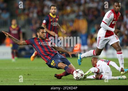 Football - UEFA Champions League 2013/2014 - Groupe Stage - Groupe H - FC Barcelone / Ajax Amsterdam le 18 septembre 2013 à Barcelone , Espagne - photo Manuel Blondeau / AOP PRESS / DPPI - Dani Alves du FC Barcelone duels pour le bal avec Lerin Duarte d'Ajax Banque D'Images