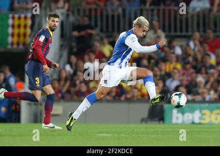 Match de football de championnat espagnol 2013-2014 entre le FC Barcelone et Real Sociedad le 24 septembre 2013 à Barcelone, Espagne - photo Manuel Blondau / AOP Press / DPPI - Antoine Griezmann de Real Sociedad contrôle le ballon Banque D'Images