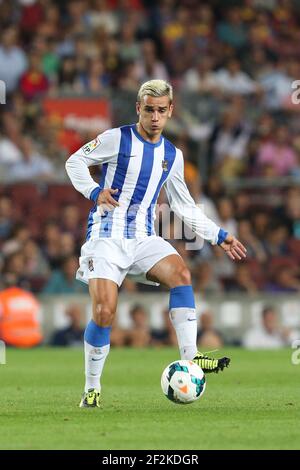 Match de football de championnat espagnol 2013-2014 entre le FC Barcelone et Real Sociedad le 24 septembre 2013 à Barcelone, Espagne - photo Manuel Blondau / AOP Press / DPPI - Antoine Griezmann de Real Sociedad contrôle le ballon Banque D'Images