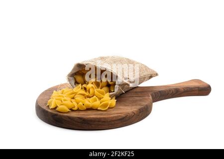 Conchiglie rigate pâtes ou seashell macaroni dans sac isolé Banque D'Images
