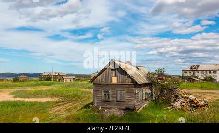 Rue dans le village russe Teriberka, Oblast de Mourmansk. Banque D'Images