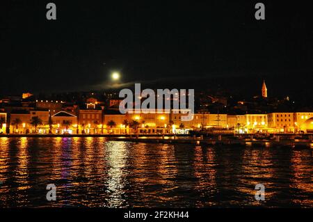 Paysage urbain de nuit et ligne côtière avec lune dans le ciel noir Banque D'Images
