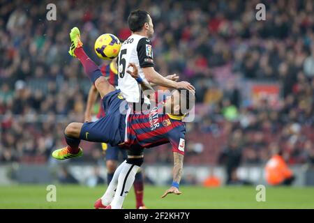 Football - Championnat d'Espagne 2013/2014 - Liga - FC Barcelone / Valencia CF le 1er février 2014 au Camp Nou Stadium de Barcelone , Espagne - photo Manuel Blondau / AOP PRESS / DPPI - Dani Alves du FC Barcelone duels pour le ballon avec Javi Fuego de Valencia CF Banque D'Images