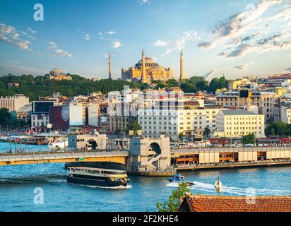 Coucher de soleil avec vue sur la baie de Golden Horn Banque D'Images