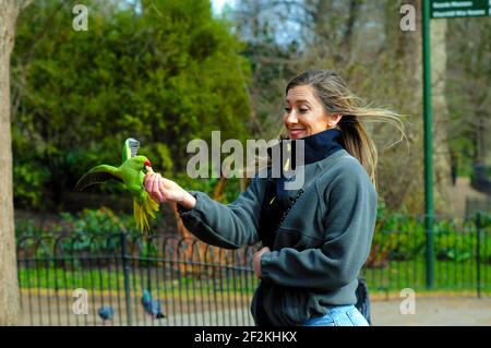 Londres, Royaume-Uni. 12 mars 2021. Nourrissez des perruques dans le parc St James le jour de la ruse. Credit: JOHNNY ARMSTEAD/Alamy Live News Banque D'Images