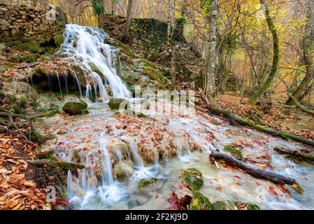 Chute d'automne dans les montagnes de la Crimée Banque D'Images