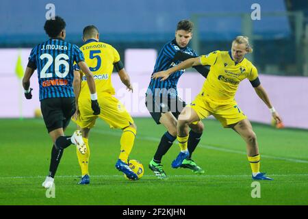 Davide Faraoni, Antonin Barak d'Hellas Verona et Johan Mojica, Berat Djimsiti d'Atalanta pendant le championnat italien Serie UN match de football entre Atalanta BC et Hella Verona le 28 novembre 2020 au stade Gewiss à Bergame, Italie - photo Morgese-Rossini / DPPI Banque D'Images