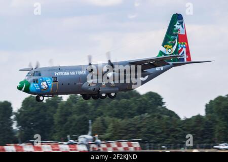 Arrivée de l'avion de transport Hercules 4178 de la Force aérienne du Pakistan Lockheed C-130E Et atterrissage pour le salon de l'air RIAT Royal International Air Tattoo 2018 Banque D'Images