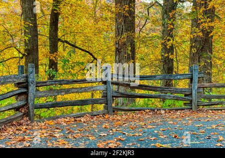 Photo horizontale d'une ancienne clôture en bois dans les Smoky Mountains du Tennessee. Banque D'Images