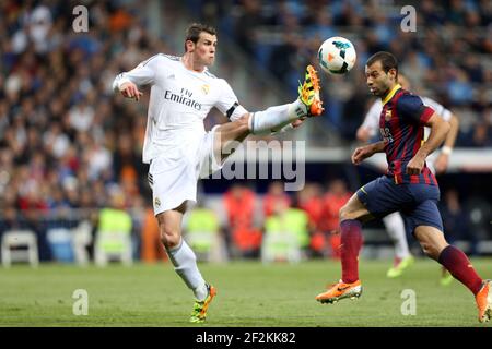 Football - Championnat d'Espagne 2013/2014 - Liga - Real Madrid v FC Barcelone le 23 mars 2014 au stade Bernabeu de Madrid , Espagne - photo Manuel Blondau / AOP PRESS / DPPI - Gareth Bale du Real Madrid contrôle le ballon sous la pression de Javier Mascherano du FC Barcelone Banque D'Images