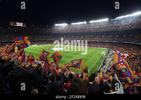 Football - UEFA Champions League 2013/2014 - 1/4 final - 1ère étape - FC Barcelone / Atletico Madrid au Camp Nou Stadium de Barcelone le 1er avril 2014 à Barcelone , Espagne - photo Manuel Blondau / AOP PRESSE / DPPI - vue générale du stade Camp Nou avant le match - les supporters brandrent des drapeaux Banque D'Images