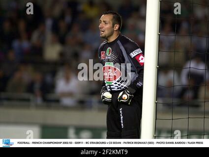 FOOTBALL - CHAMPIONNAT DE FRANCE 2002/03 - 020911 - RC STRASBOURG V CS SEDAN - PATRICK REGNAULT (SED) - PHOTO DANIEL BARDOU / FLASH APPUYER Banque D'Images