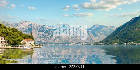 Vue sur la montagne de Lovcen depuis la baie de Kotor et la ville de Perast Banque D'Images