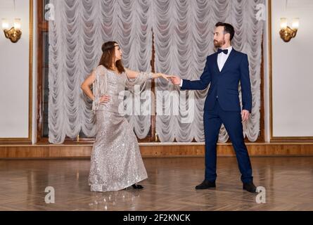 couple danseuses avant le début d'une danse partenaire dans la salle d'époque; invitation à la danse Banque D'Images